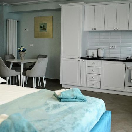 Myosotis Mamaia Studio By The Lake Apartment Exterior photo